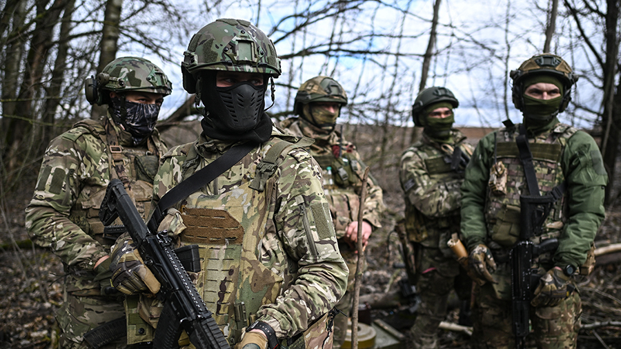 Медведев назвал число прибывших в войска РФ контрактников и добровольцев