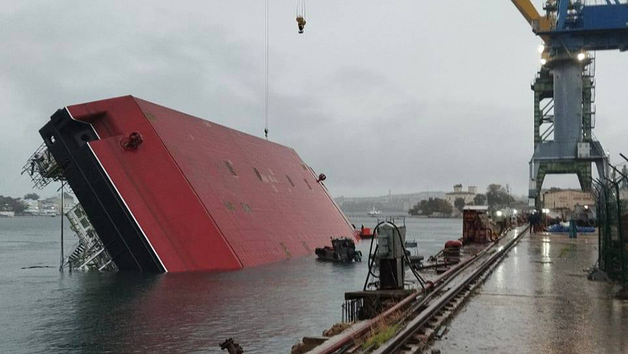 Число погибших при опрокидывании плавучего крана в Севастополе выросло до трех