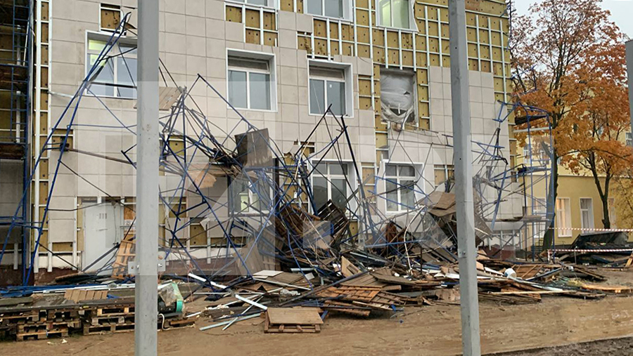 Строительные леса обрушились на юге Москвы Строительные леса обрушились на юге Москвы