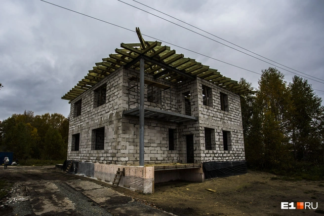 Если строительство дома затянется, банк может повысить и платежи, и ставку по ипотеке | Источник: Густаво Зырянов / Городские медиа
