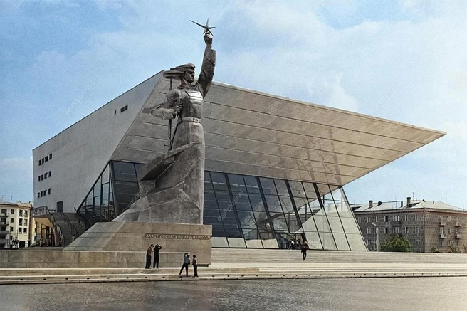 Кинотеатр «Аврора». Фото сделано в год открытия&nbsp;— 1967-й. На месте кинотеатра был скифский курган, перед стройкой его обследовали археологи и обнаружили погребальную камеру бронзовой эпохи | Источник: Евгений Шулепов/ BspChannel