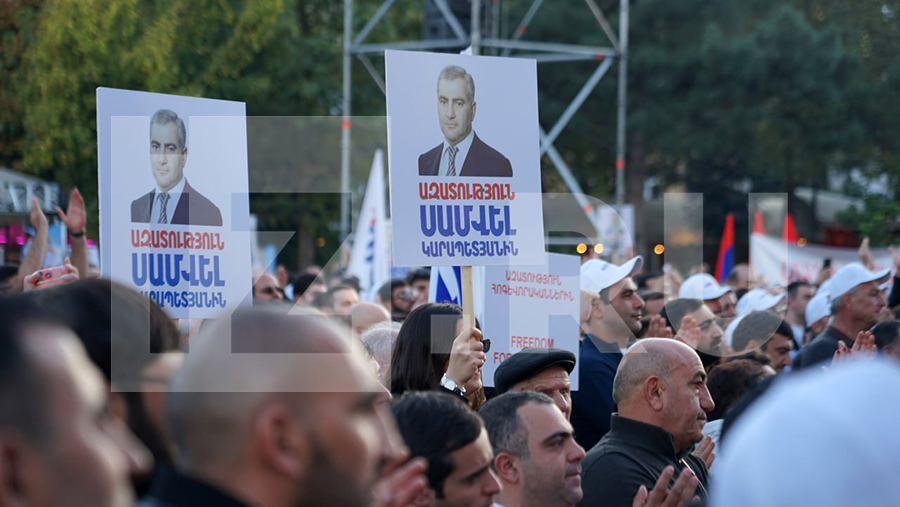 В Ереване начался митинг в поддержку предпринимателя Карапетяна В Ереване начался митинг в поддержку предпринимателя Карапетяна