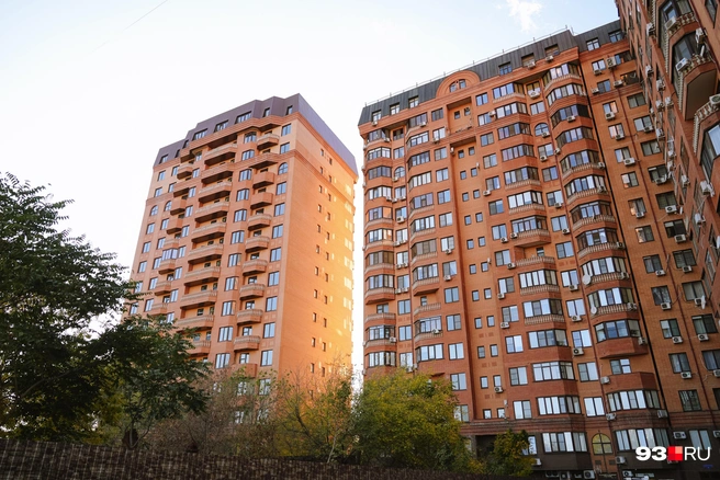 Долгострой на фото слева  | Источник: Дарья Паращенко / 93.RU