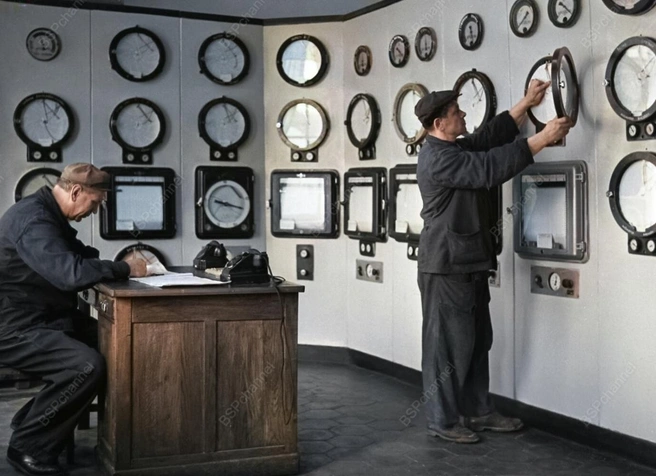 Один из пультов контроля Краснодарского нефтеперерабатывающего завода, 1964 год. | Источник: BspChannel
