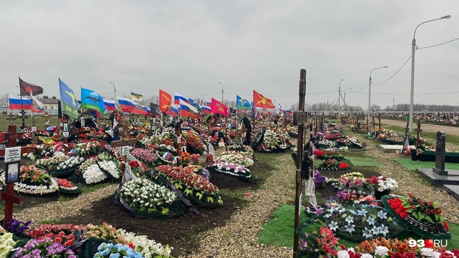 На новом городском кладбище есть своя аллея славы, где похоронены участники военной операции на Украине  | Источник: Никита Зырянов / 93.RU