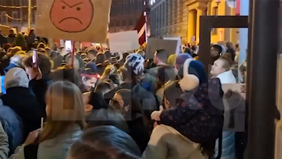 В Риге прошел митинг против выхода из Стамбульской конвенции В Риге прошел митинг против выхода из Стамбульской конвенции