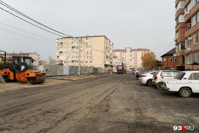 Ремонт дороги идет за средства подрядчика по благоустройству сквера | Источник: Дарья Паращенко / 93.RU