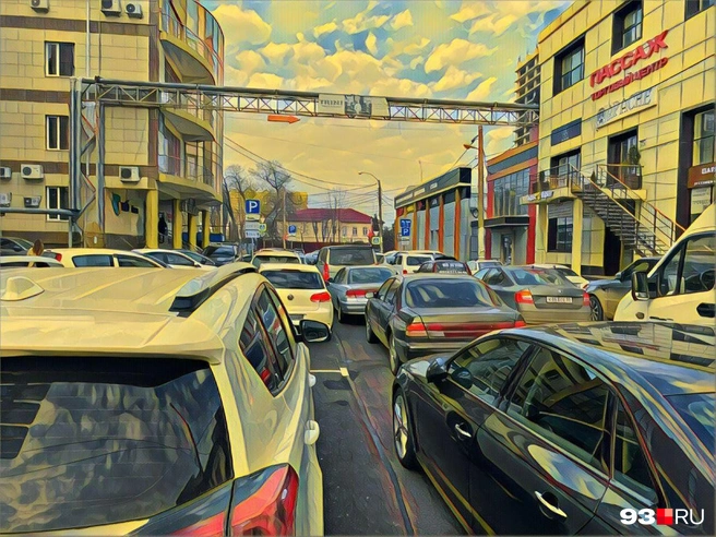 И местные жители, и приезжие постоянно жалуются на краснодарские пробки | Источник: Никита Зырянов / 93.RU