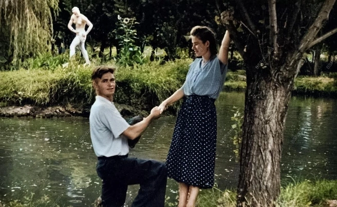 Влюбленная пара в парке имени Горького (Горсад), 1960 год | Источник: BspChannel