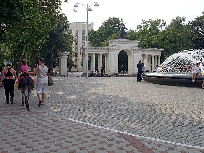 Фонтан и лошади в Сквере Жукова | Источник: Сергей Свистунов / Svistuno-sergej.narod.ru