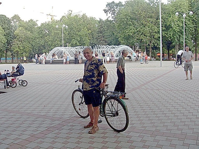 А это сам Сергей Свистунов со своим велосипедом  | Источник: Сергей Свистунов / Svistuno-sergej.narod.ru